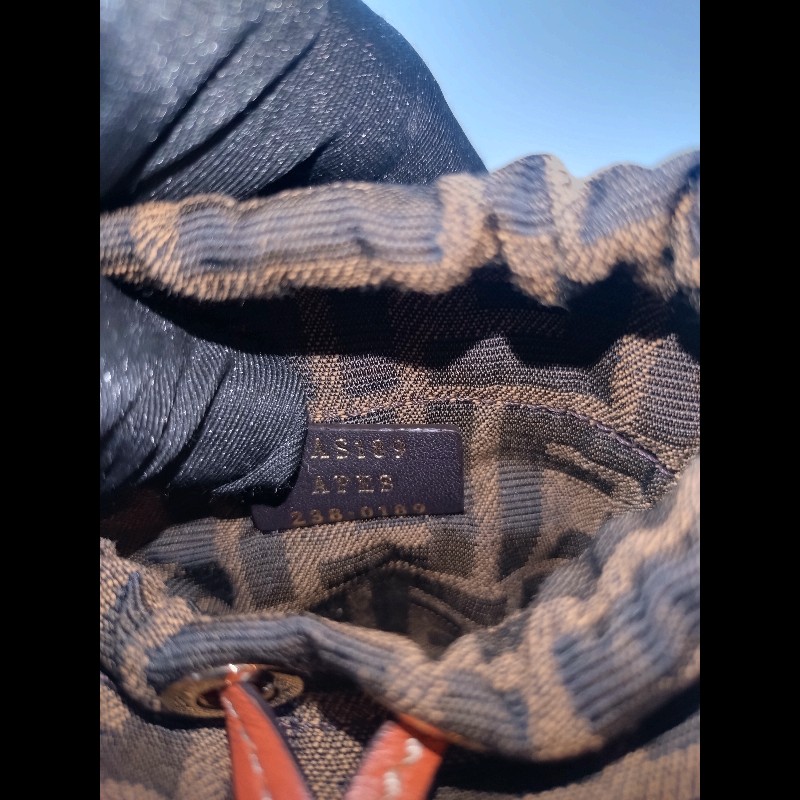 Fendi 咖皮邊FF logo 布束口斜背小水桶包-22