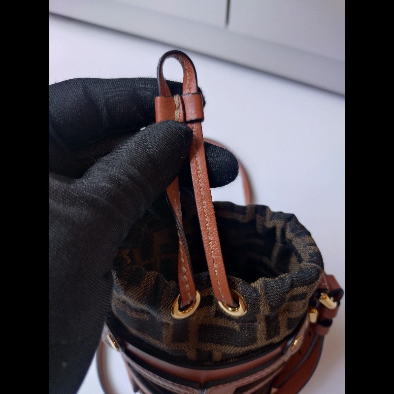 Fendi 咖皮邊FF logo 布束口斜背小水桶包-23
