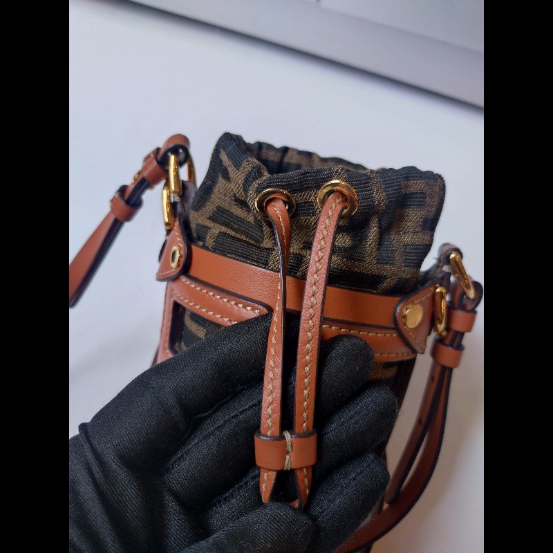 Fendi 咖皮邊FF logo 布束口斜背小水桶包-24