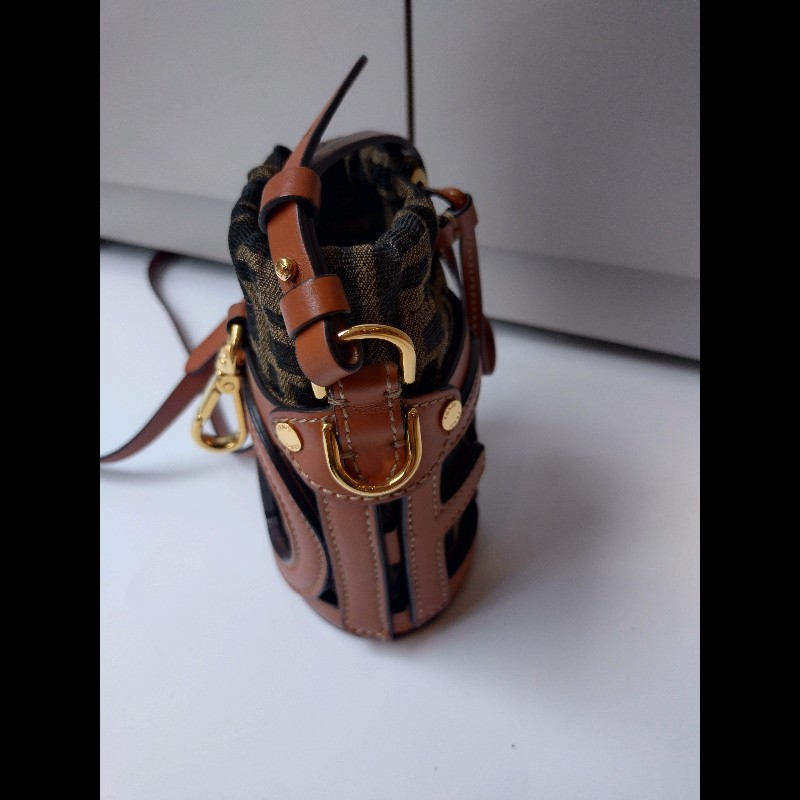 Fendi 咖皮邊FF logo 布束口斜背小水桶包-25