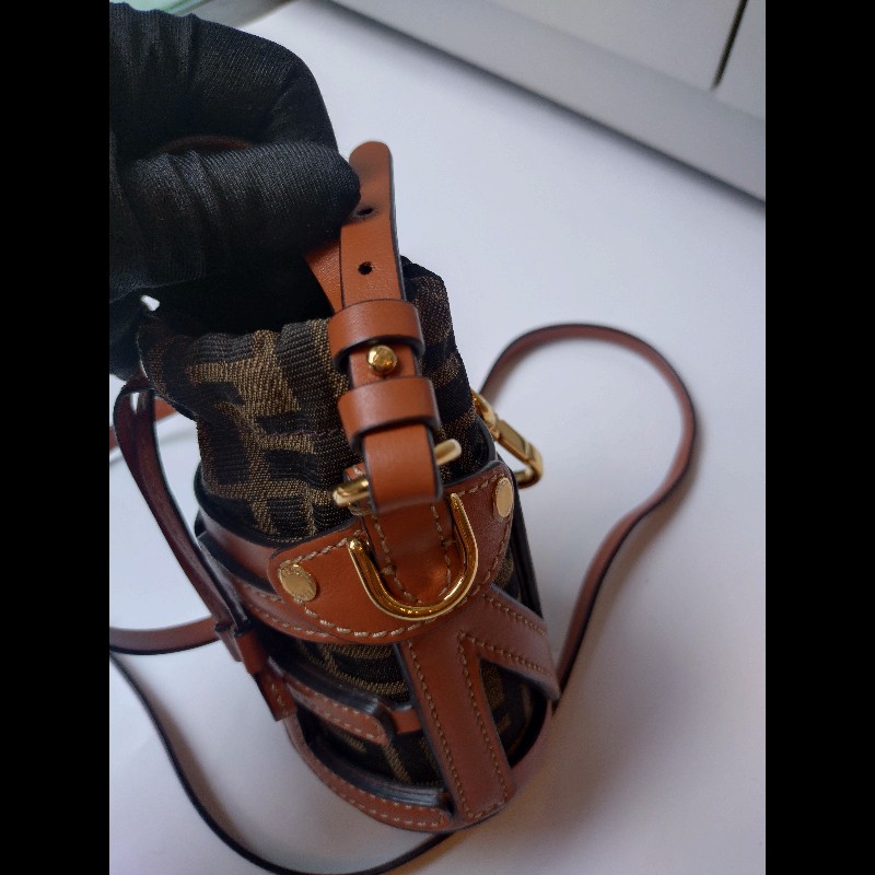 Fendi 咖皮邊FF logo 布束口斜背小水桶包-27