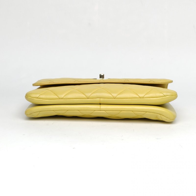 CHANEL TrendyCC口蓋包小號黃色羊皮27開淺金扣肩背包-4