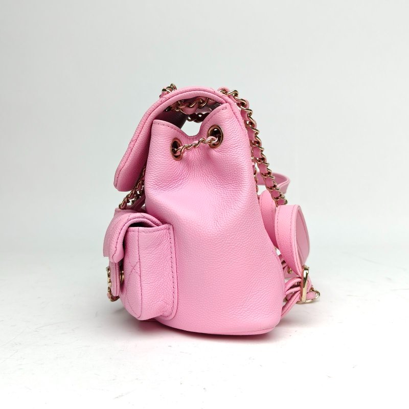 CHANEL 23PDuma抽繩口蓋雙肩包雙口袋小號粉色荔枝牛皮晶片肩背包-3