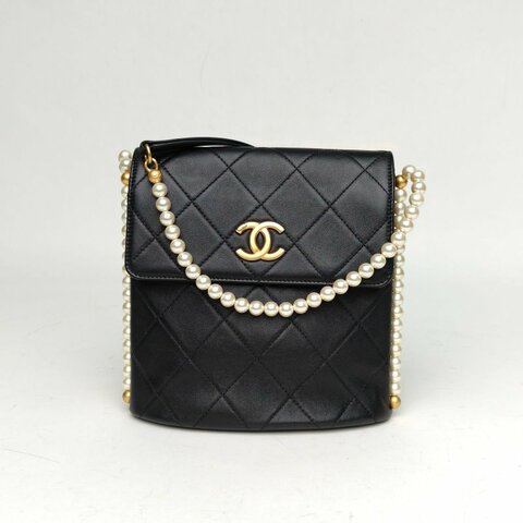 CHANEL 21CHOBO小流浪珍珠鏈條黑色羊皮31開金扣肩背包
