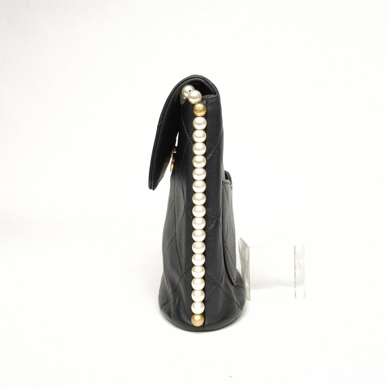 CHANEL 21CHOBO小流浪珍珠鏈條黑色羊皮31開金扣肩背包-1