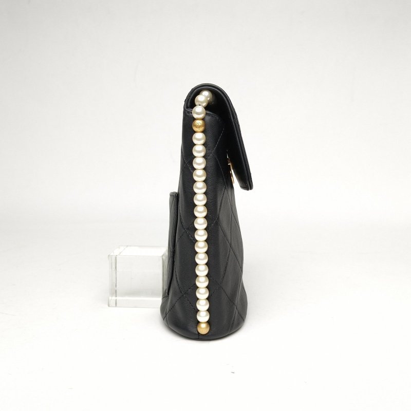 CHANEL 21CHOBO小流浪珍珠鏈條黑色羊皮31開金扣肩背包-3