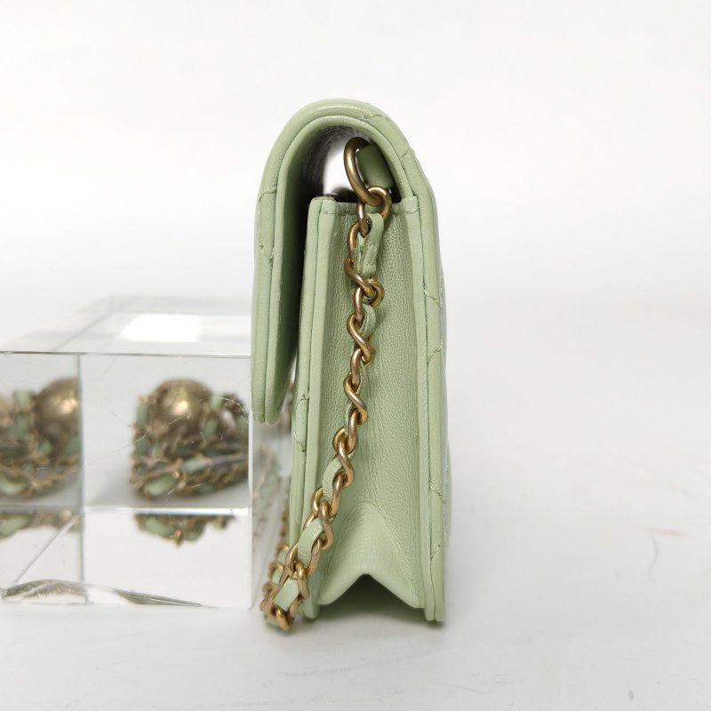 CHANEL CFWOC無後拉鏈綠色羊皮31開金球調節扣肩背包-1