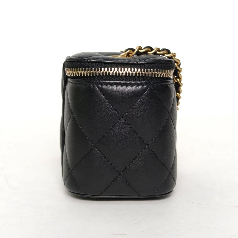 CHANEL 21B方盒子化妝包無鏡子黑色羊皮31開金球調節扣肩背包-1