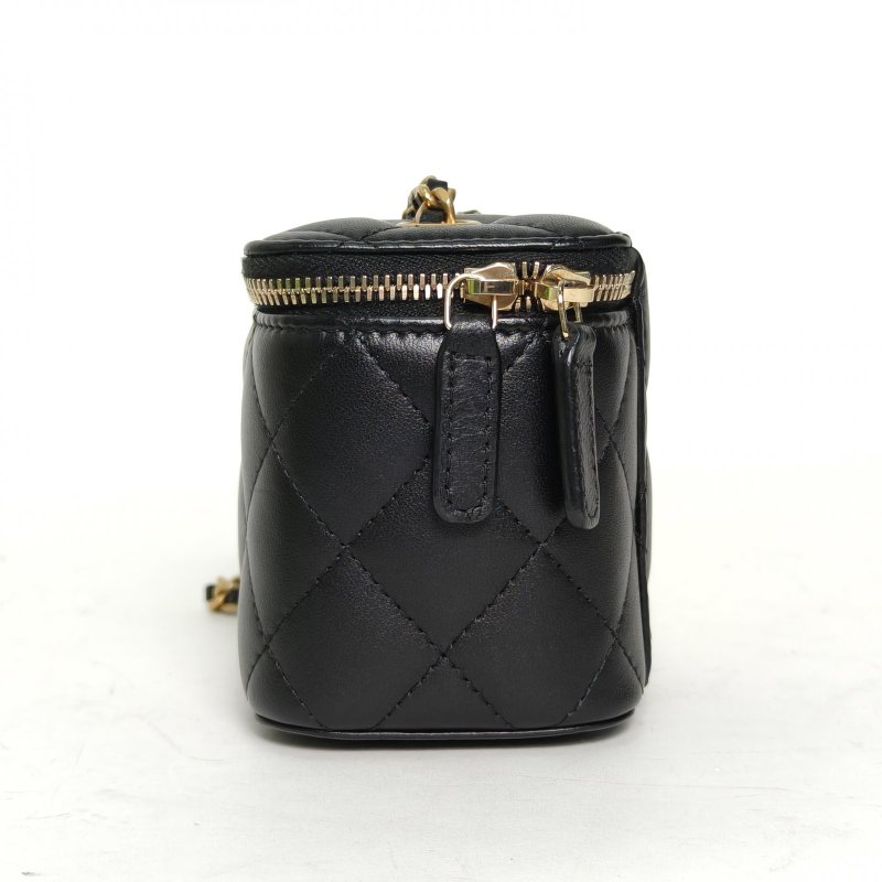 CHANEL 21B方盒子化妝包無鏡子黑色羊皮31開金球調節扣肩背包-3