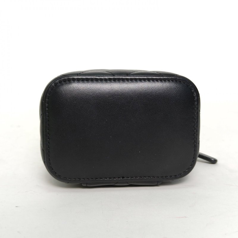 CHANEL 21B方盒子化妝包無鏡子黑色羊皮31開金球調節扣肩背包-4