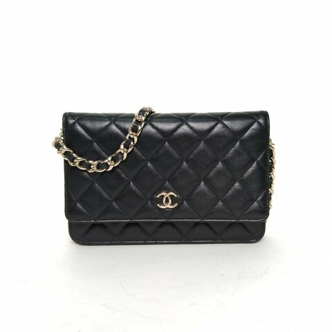 CHANEL 21PCFWOC黑色羊皮31開淺金扣菱格紋金屬徽章肩背包