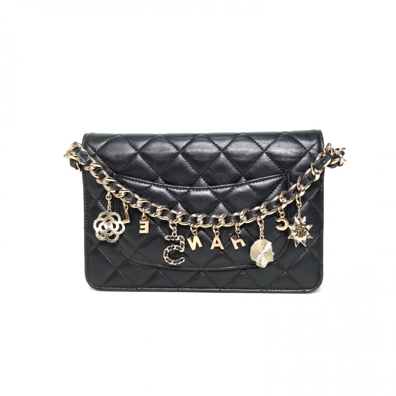 CHANEL 21PCFWOC黑色羊皮31開淺金扣菱格紋金屬徽章肩背包-2