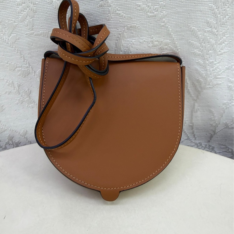 LOEWE Heel 小型 柔軟小牛皮馬鞍型斜背包-1