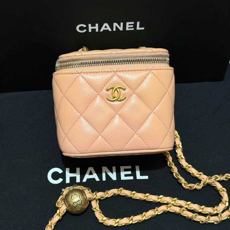 【96新 ✨ 全網最低價!】Chanel 香奈兒 裸粉色 羊皮 金球 小盒子 化妝盒 (大全套可送禮❗️)-1