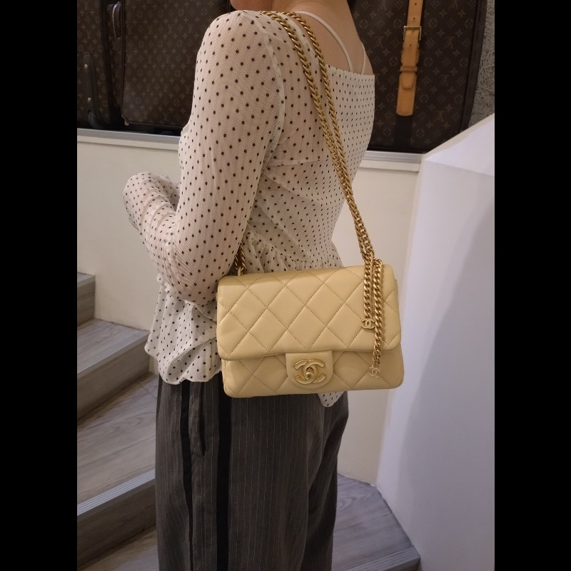 Chanel 金鍊奶黃羊皮菱格口蓋包-5
