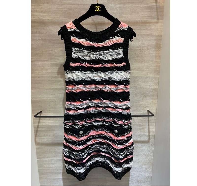 CHANEL 2020 春夏屋頂大秀經典款 CC Logo 珍珠扣針織洋裝-0