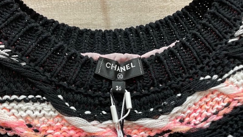 CHANEL 2020 春夏屋頂大秀經典款 CC Logo 珍珠扣針織洋裝-2