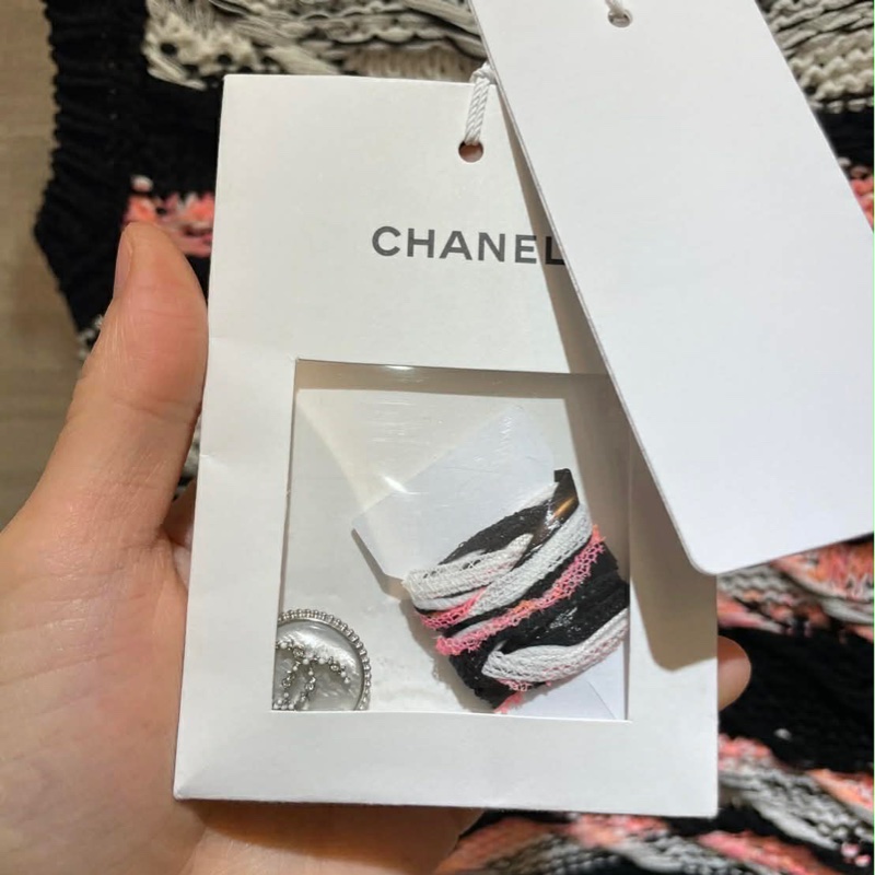 CHANEL 2020 春夏屋頂大秀經典款 CC Logo 珍珠扣針織洋裝-3