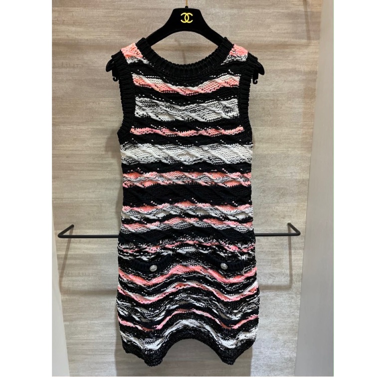 CHANEL 2020 春夏屋頂大秀經典款 CC Logo 珍珠扣針織洋裝-8