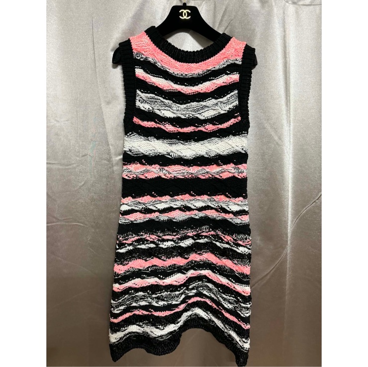 CHANEL 2020 春夏屋頂大秀經典款 CC Logo 珍珠扣針織洋裝-9