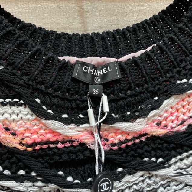 CHANEL 2020 春夏屋頂大秀經典款 CC Logo 珍珠扣針織洋裝-10