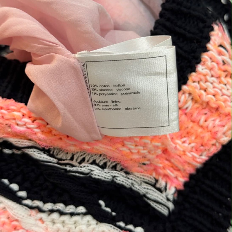 CHANEL 2020 春夏屋頂大秀經典款 CC Logo 珍珠扣針織洋裝-11