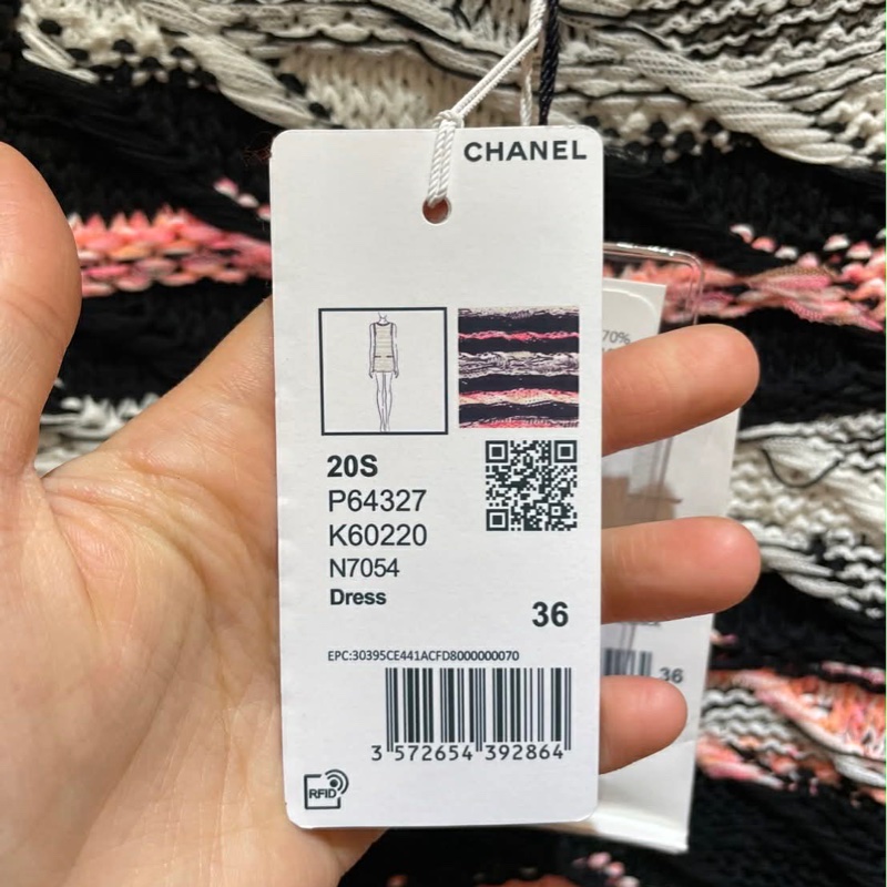 CHANEL 2020 春夏屋頂大秀經典款 CC Logo 珍珠扣針織洋裝-15