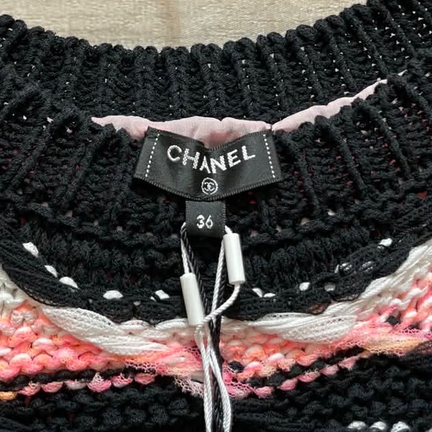 CHANEL 2020 春夏屋頂大秀經典款 CC Logo 珍珠扣針織洋裝-16