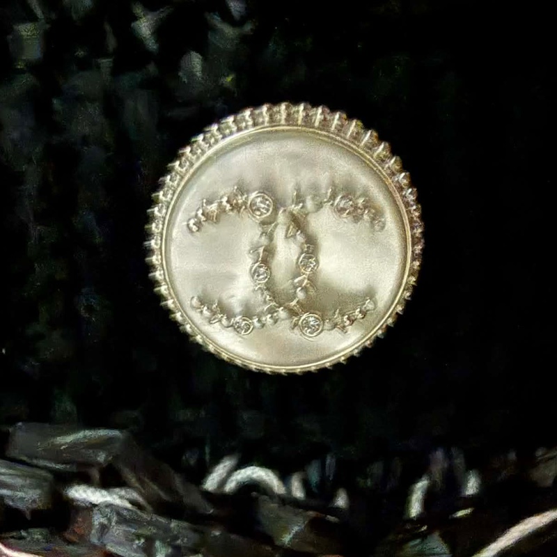 CHANEL 2020 春夏屋頂大秀經典款 CC Logo 珍珠扣針織洋裝-21