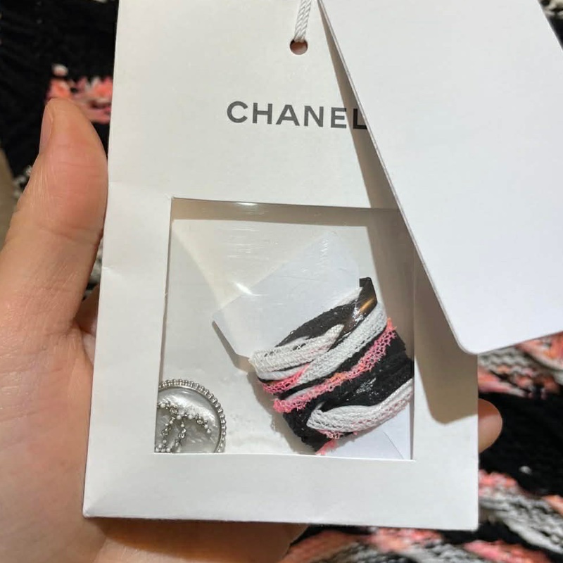 CHANEL 2020 春夏屋頂大秀經典款 CC Logo 珍珠扣針織洋裝-22