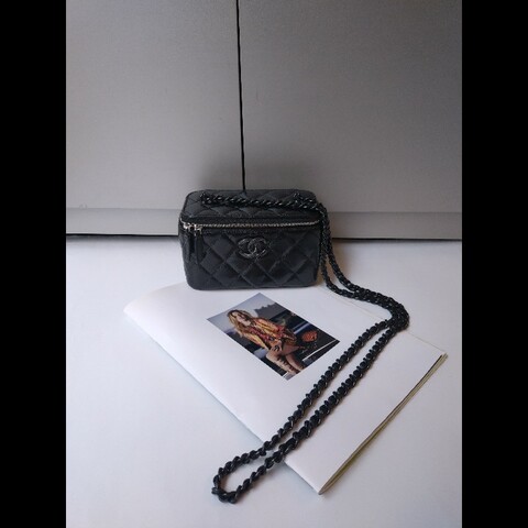 Chanel 黑鍊黑羊皮菱格斜背小方化妝包