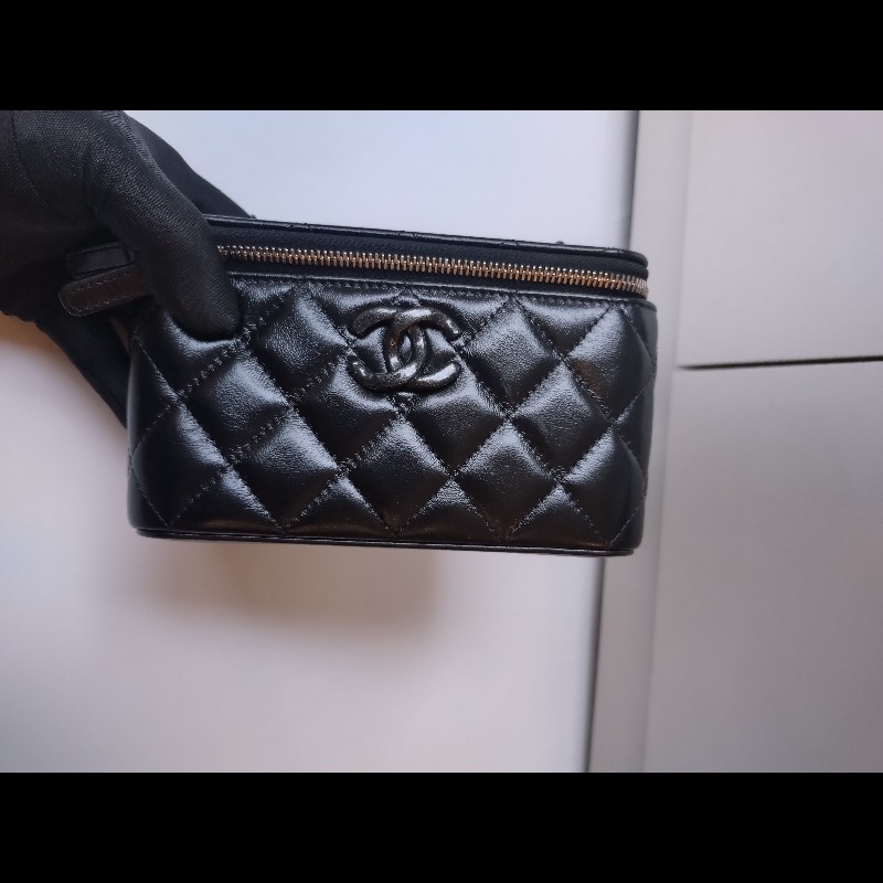 Chanel 黑鍊黑羊皮菱格斜背小方化妝包-1