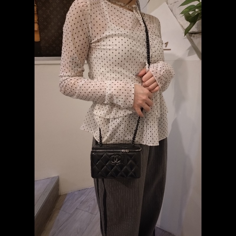 Chanel 黑鍊黑羊皮菱格斜背小方化妝包-3