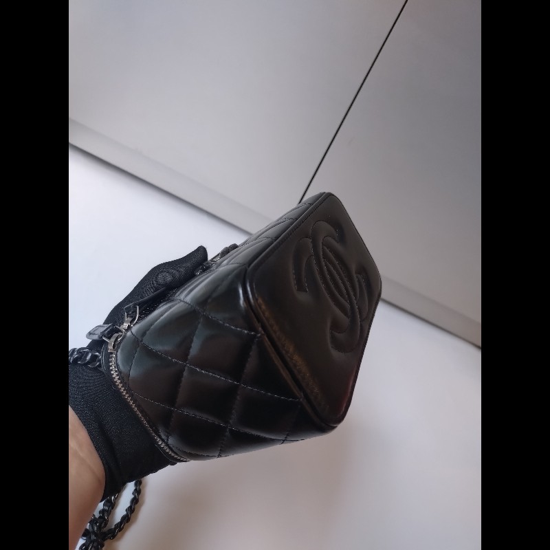 Chanel 黑鍊黑羊皮菱格斜背小方化妝包-9