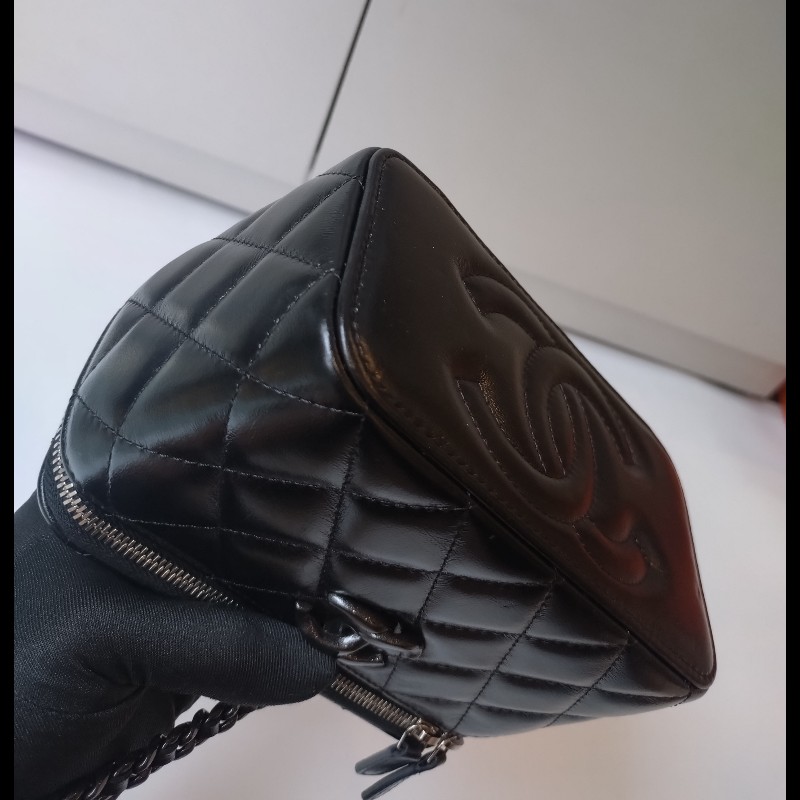 Chanel 黑鍊黑羊皮菱格斜背小方化妝包-10