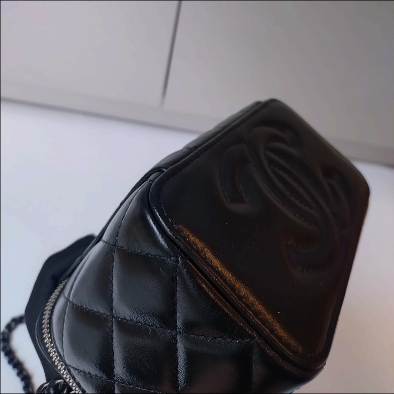 Chanel 黑鍊黑羊皮菱格斜背小方化妝包-12