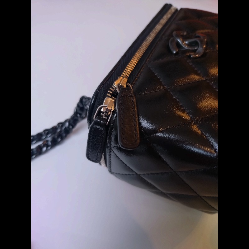 Chanel 黑鍊黑羊皮菱格斜背小方化妝包-13