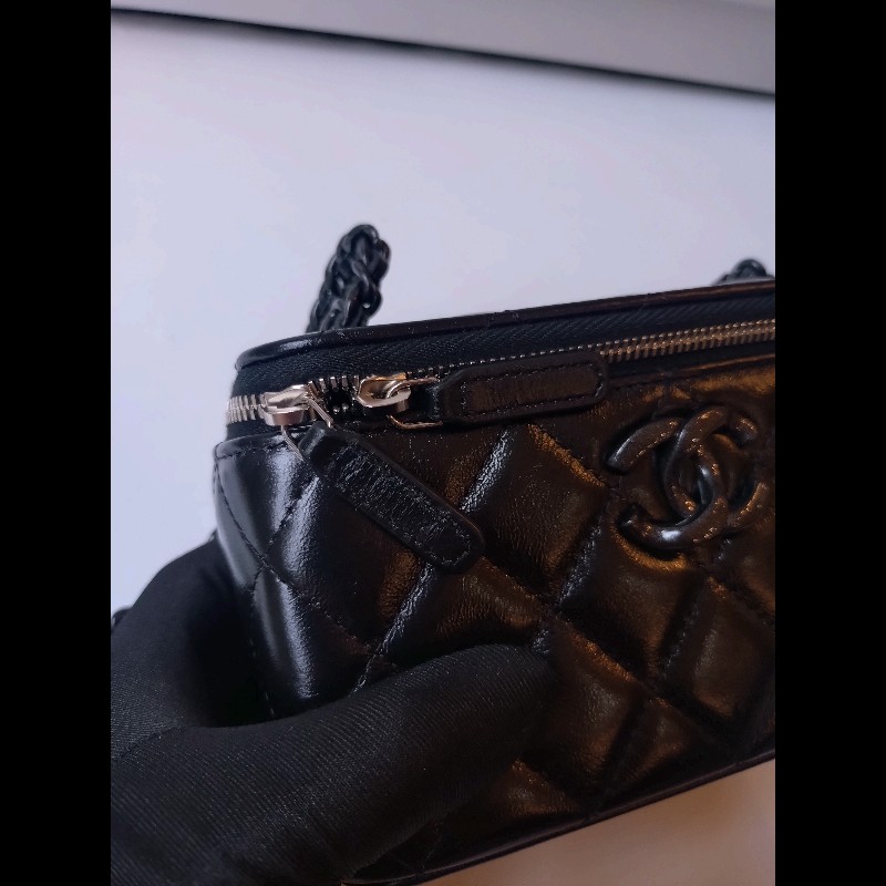 Chanel 黑鍊黑羊皮菱格斜背小方化妝包-14