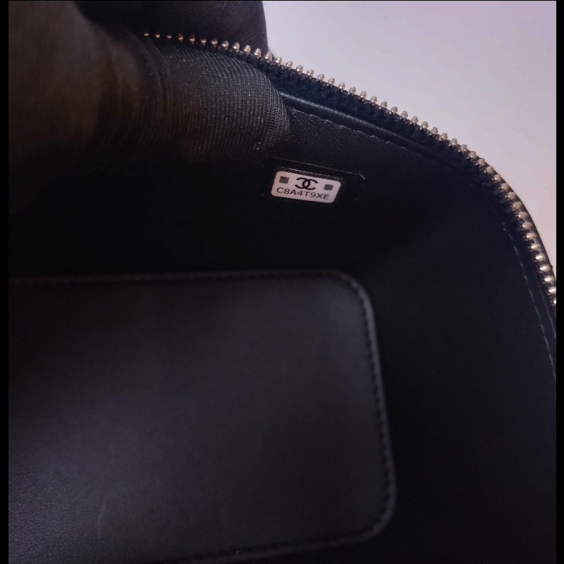 Chanel 黑鍊黑羊皮菱格斜背小方化妝包-16