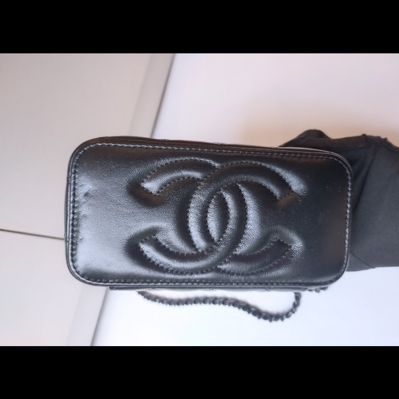 Chanel 黑鍊黑羊皮菱格斜背小方化妝包-22