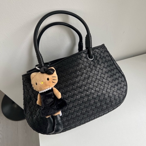 BV 黑色編織菜籃子 內置隔層多 尺寸約28*18*16cm。