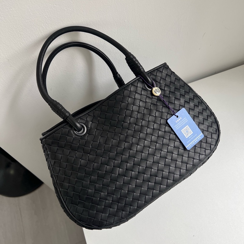 BV 黑色編織菜籃子 內置隔層多 尺寸約28*18*16cm。-1