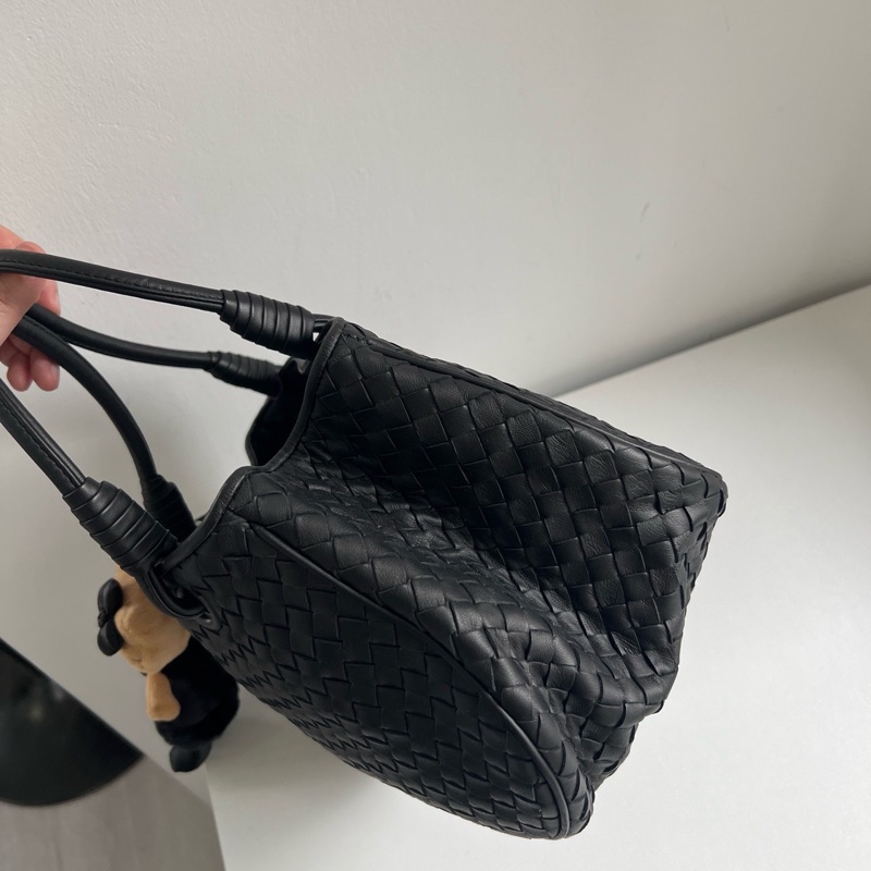 BV 黑色編織菜籃子 內置隔層多 尺寸約28*18*16cm。-3