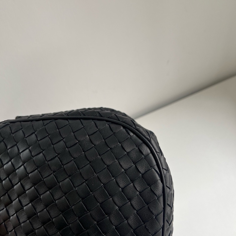 BV 黑色編織菜籃子 內置隔層多 尺寸約28*18*16cm。-6