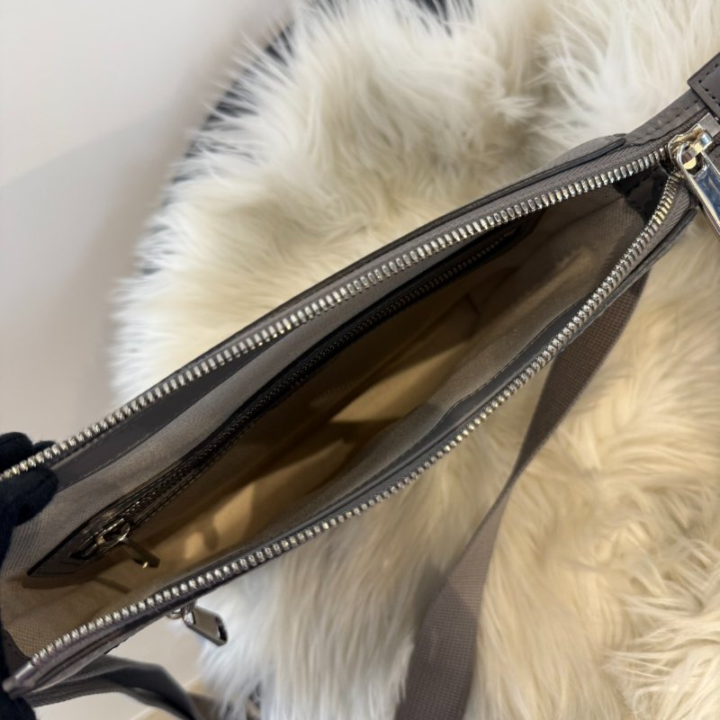 GUCCI 雙G LOGO壓花灰色郵包-5