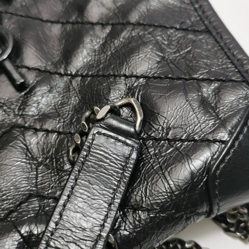 Saint Laurent Niki迷你油蠟皮純色V紋絎縫YSL標誌斜背包單肩包-11