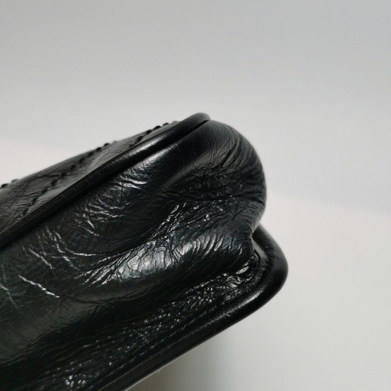 Saint Laurent Niki迷你油蠟皮純色V紋絎縫YSL標誌斜背包單肩包-21