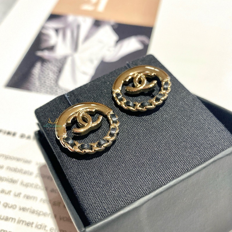 CHANEL AB7845 淡金 雙C 圓形x皮穿鍊 針式耳環-2