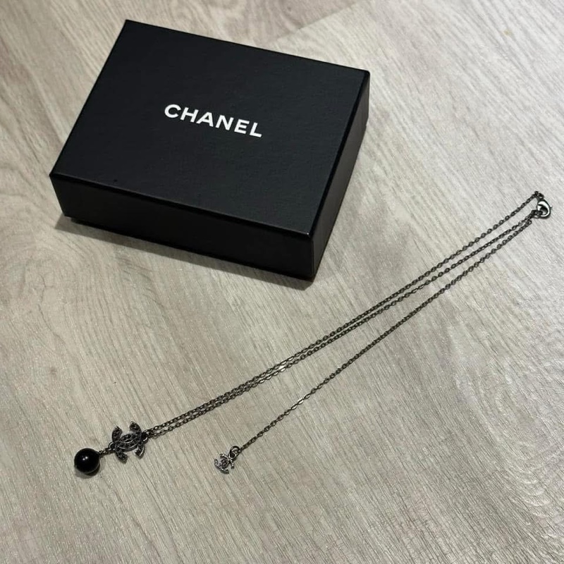 CHANEL 💫 黑水鑽黑珍珠LOGO項鍊-0