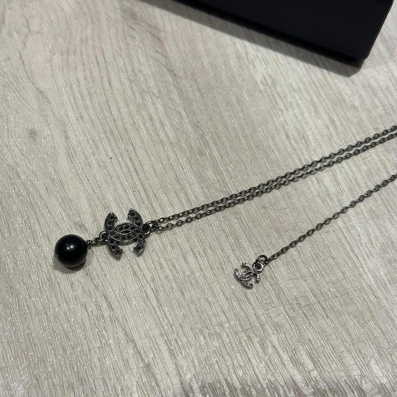 CHANEL 💫 黑水鑽黑珍珠LOGO項鍊-1